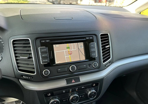 Volkswagen Sharan cena 41600 przebieg: 278000, rok produkcji 2013 z Śrem małe 277